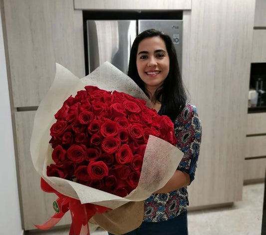 Luxury Bouquet of 100 red roses - premium flower delivery in Medellin